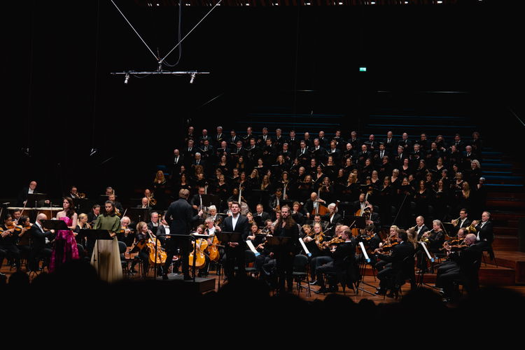 Klaus Mäkelä dirigerer solister og Oslo Filharmoniske Kor